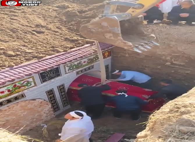 Video :China's funeral devolves into tragedy (Warning - disturbing)